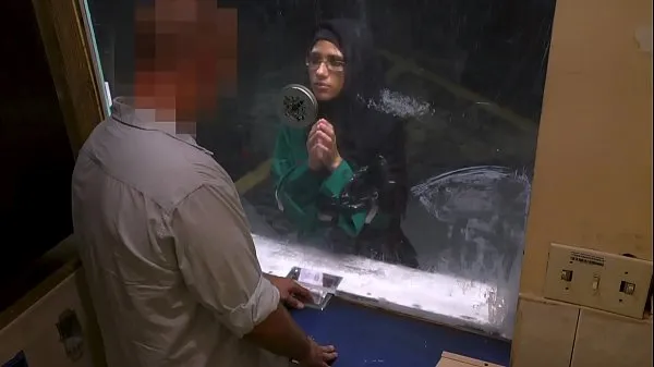 ARABS EXPOSED - Beautiful Muslim Refugee Needed A Helping Hand, Got Cock Instead Filem hangat panas