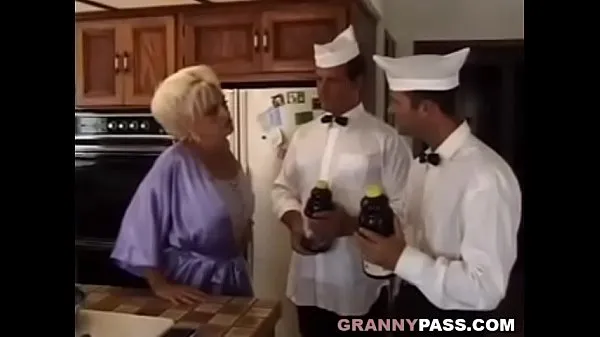 ホットな セクシーなおばあちゃんはジュースのためにすべてをします 温かい映画