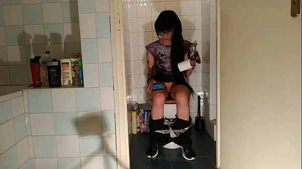 Sıcak Sexy goth teen pee & crap while play with her phone pt1 HD Sıcak Filmler