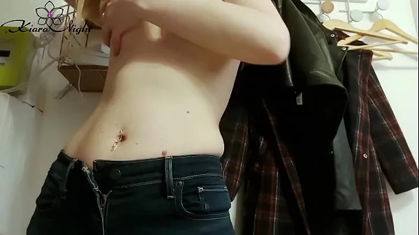 Kuumia Student Showing Tits on Street and Masturbate Pussy after a Walk lämpimiä elokuvia