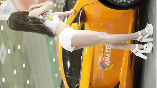 热公众号【喵污】韩国车展气质白色短裤车模性感诱惑温暖的电影