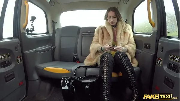 Hotte Fake Taxi Ava Austen rides a big black dildo on the backseat varme filmer