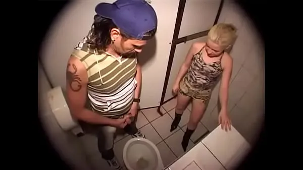 Горячие Молодая любительница пить мочу в ее любимом туалете - Первертиумтеплые фильмы