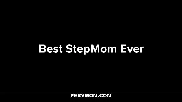 गर्म Stepmom Desiree Dulce got stucked under the bed and fucked by her pervy stepson गर्म फिल्में