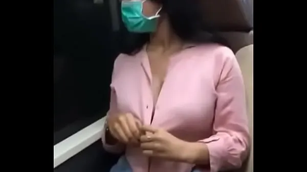 热Damned brunette showed her breasts on the train温暖的电影