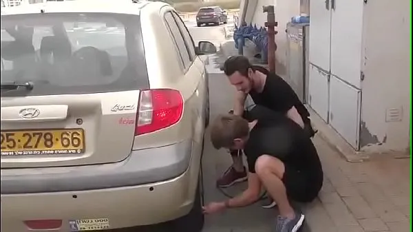 Hotte Fix his car and fucks him. Israeli boy varme filmer
