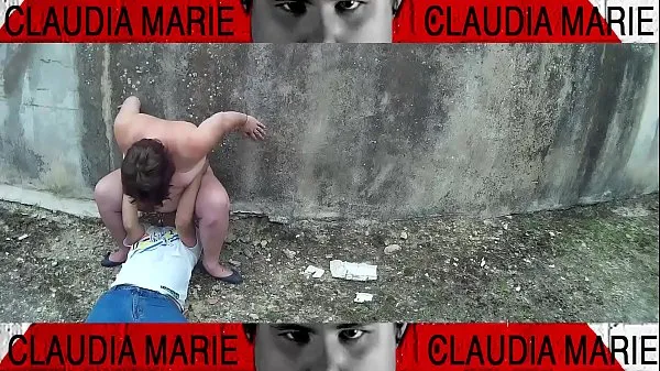 The fat woman is very hot and her pussy drips in an alley. Sex in public makes her very horny Filem hangat panas