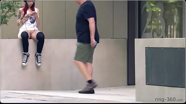 Καυτές Brunette girl with skateboard flashing in public ζεστές ταινίες