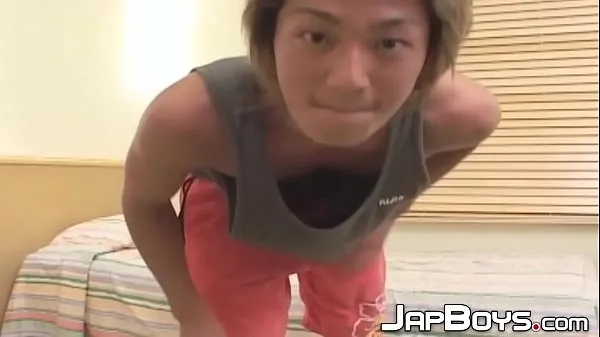 热Japanese jock with perfect butt strokes his huge cock rough温暖的电影