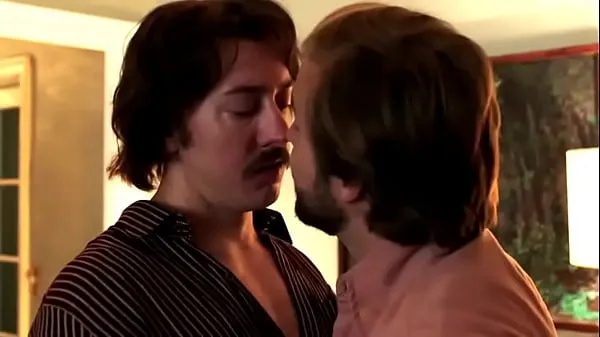 Vroči Chris Coy and Michael Stahl-David gay kiss scene from TV show The Deuce topli filmi