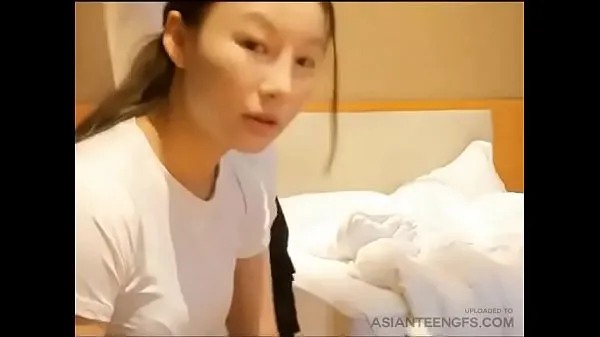 Gorące Chinese girl is sucking a dick in a hotelciepłe filmy