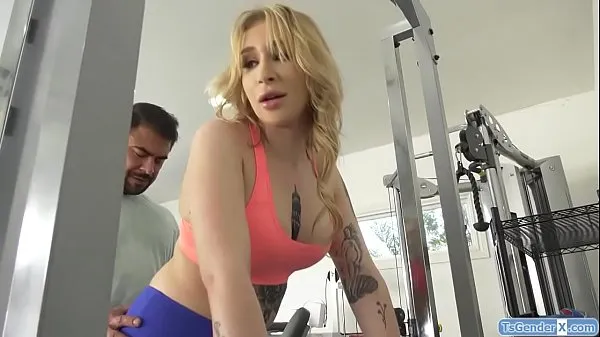 Hete Fitness coach seduces TS Angelina Please.He gives her a bj and she deepthroats his cock.He barebacks her and she rides his he anal fucks her warme films
