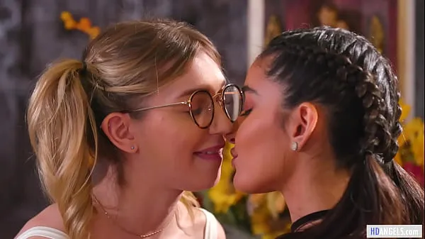 They Were Friends, But Want More! (Lesbian Teens Filem hangat panas