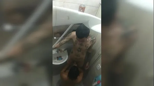 I filmed the new girl in the bath, with her mouth on the tattooed's cock... She Baez and Dluquinhaa Film hangat yang hangat