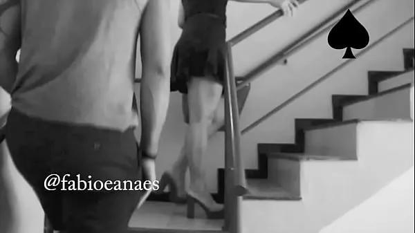 ホットな モーテルの階段を上る途中で妻のスカートを持ち上げている黒人男性は、パンティーがありませんでした 温かい映画