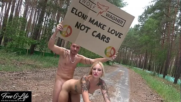गर्म Nude protest in front of Tesla Gigafactory Berlin Pornshooting against Elon Musk गर्म फिल्में