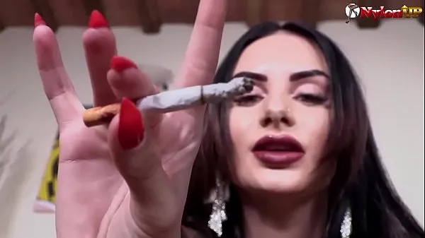 Hotte Goddess Ambra orgasm control while smoking a cigarette varme film