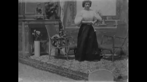 أفلام ساخنة Oldest erotic movie ever made - Woman Undressing (1896 دافئة