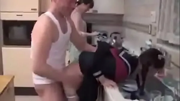Gorące Asian is fucked in the kitchen while her dad watches herciepłe filmy