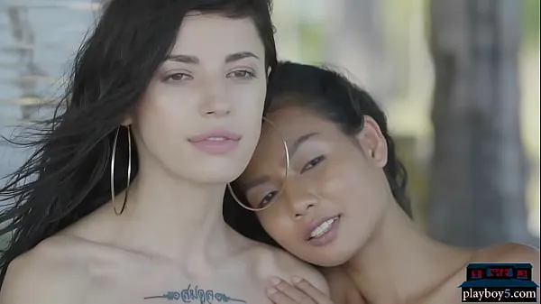 Film caldi Le giovani lesbiche magre tailandesi e ucraine sono l'una nell'altracaldi