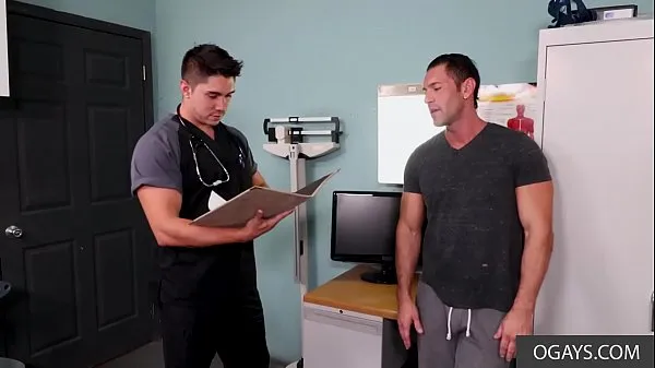 Vroči Doctor's appointment for dick checkup - Alexander Garrett, Adrian Suarez topli filmi