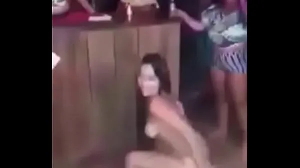 Larissa Lopes dancing in the cabaret Filem hangat panas