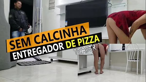 Cristina Almeida reçoit une livraison de pizza en mini jupe et sans culotte en quarantaine Films chauds