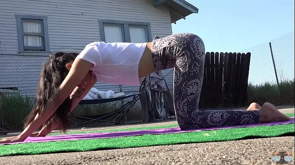 गर्म Sexy Yoga Pants Workout गर्म फिल्में