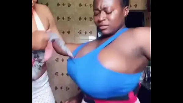 Kuumia Ghana girl using her bigger boobs to spark a generator lämpimiä elokuvia