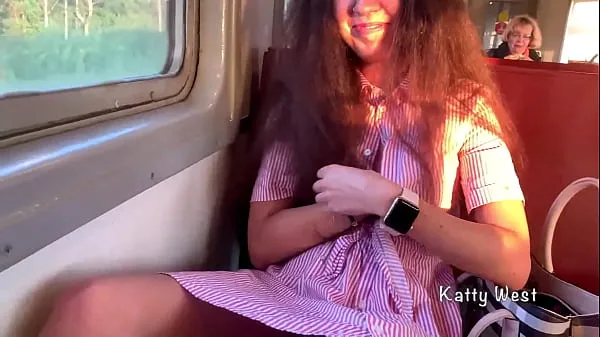 Películas calientes La chica de 18 años mostró sus bragas en el tren y le pajeó una polla a un extraño en público cálidas