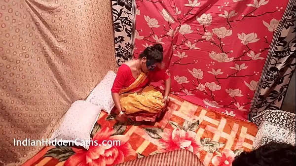 Quente sexo indiano devar bhabhi em saree seduzindo seu jovem devar enquanto seu marido está fora para trabalhar Filmes quentes