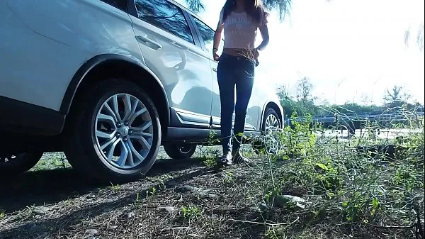 Vroči Piss Stop - Urgent Outdoor Roadside Pee and Cock Sucking by Asian Girl Tina in Blue Jeans topli filmi