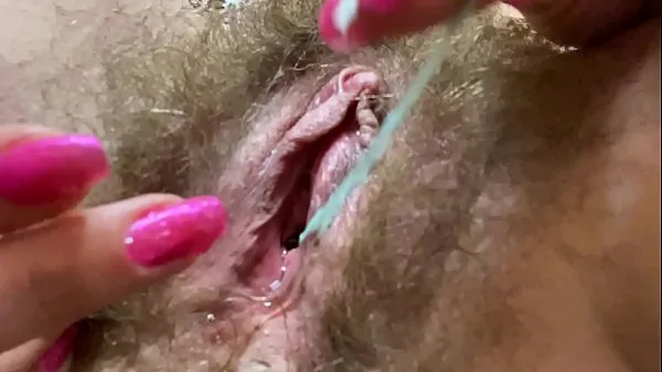 Heiße doppelter Orgasmus mit super nasser haariger Muschi und Tampons in der riesigen Klitoriswarme Filme