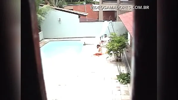 Young boy caught neighboring young girl sunbathing naked in the pool Filem hangat panas