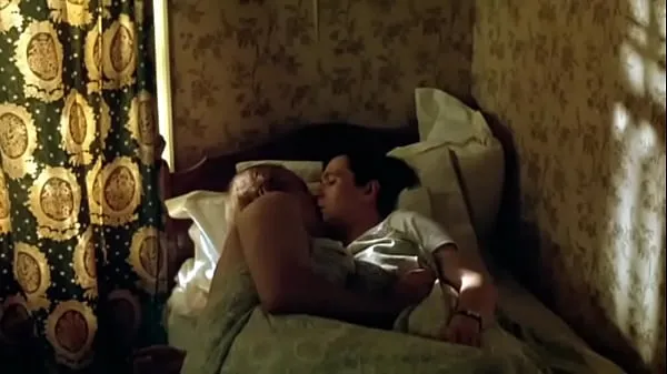 热Gary Oldman and Alfred Molina gay scenes from movie Prick Up Your Ears温暖的电影