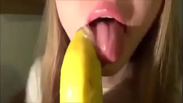热Cute Girl Sucking a Banana with Condom温暖的电影