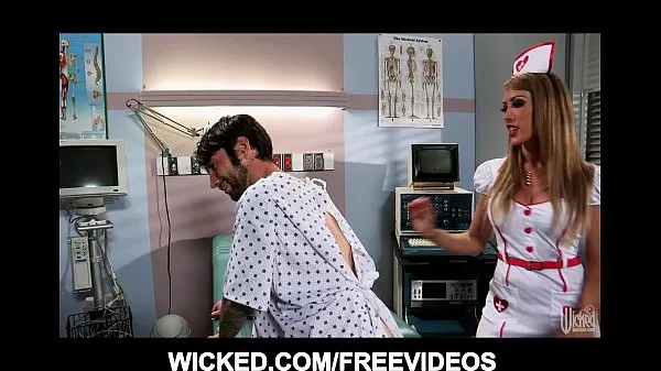 Infirmière au gros butin baise la patiente à l'hôpital Films chauds