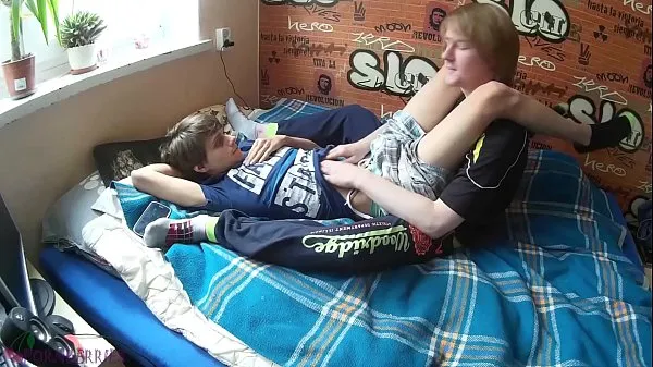 Hotte Two young friends doing gay acts that turned into a cumshot varme film