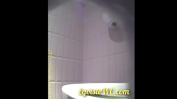 La caméra dans les toilettes des femmes a filmé les beaux vagins de filles en gros plan Films chauds