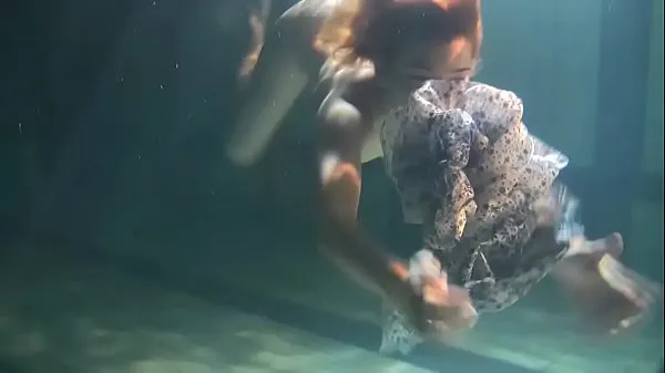 Vroči Big bouncing tits underwater in the pool topli filmi