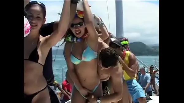 Naghty sunburnt girls in Hawaiian skirts enjoy neverending group sex orgy on the cruising boat Film hangat yang hangat