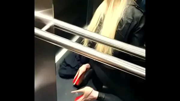 Menő Scottish girl sucks dick in elevator meleg filmek