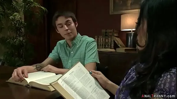 Películas calientes Transexual anal se folla a un joven en la biblioteca cálidas