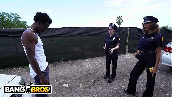 Sıcak BANGBROS - Lucky Suspect Gets Tangled Up With Some Super Sexy Female Cops Sıcak Filmler