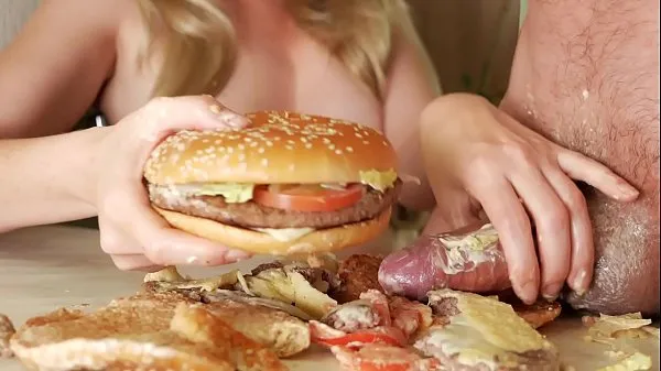 Vroči fuck burger. the girl jerks off the guy's dick with a burger. Sperm pouring onto the steak. really favorite burger topli filmi