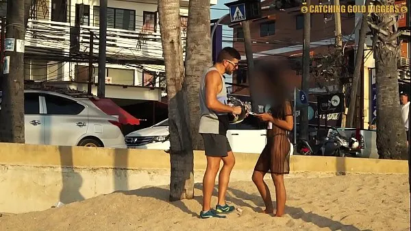 Quente a bunda de uma garota tailandesa de 18 anos é esticada por um homem branco Filmes quentes