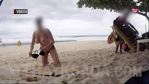 Καυτές Hot Wife showing her breasts to the saleswoman on the beach ζεστές ταινίες