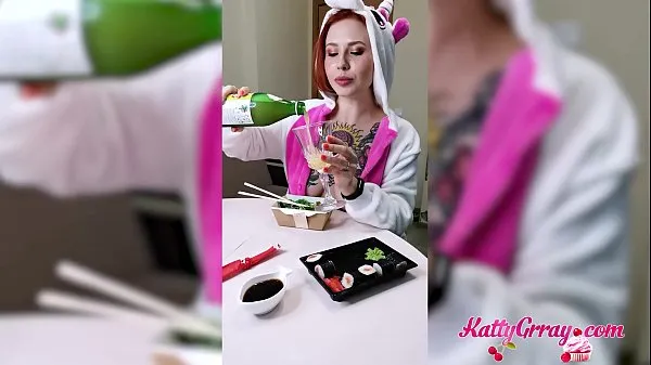 뜨거운 Hot Redhead Eating Roll and Demonstrate Perfect Boobs - Fetish 따뜻한 영화
