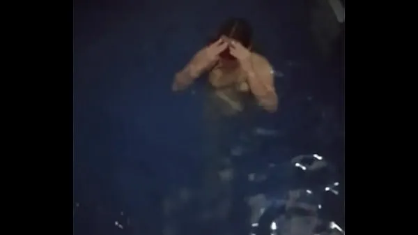 Hotte Curious naked in Pool varme film