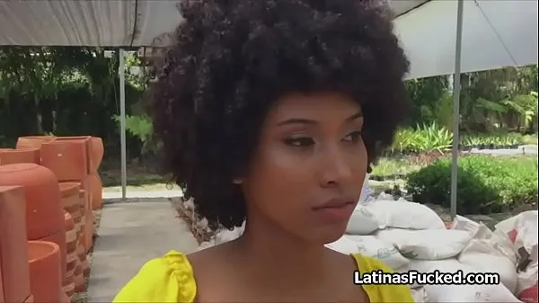 Curly Latina newbie chevauche une bite dure lors d'une audition Films chauds